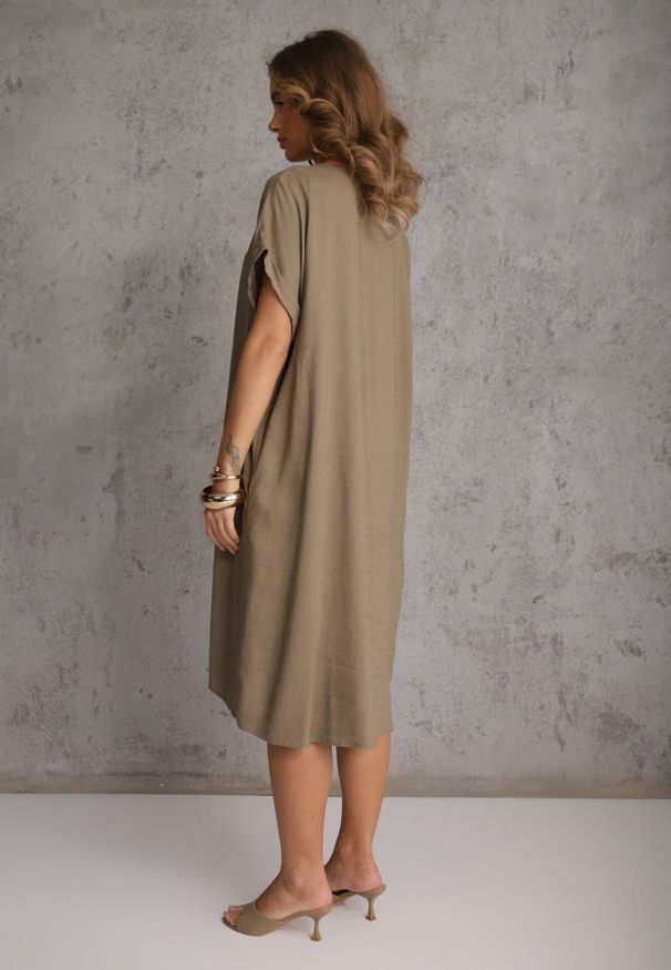 Renee - Ciemnobeżowa Sukienka o Pudełkowym Kroju z Lnem i Wiskozą Zdobiona Guzikiem Mezynore. Kolekcja: plus size. Kolor: beżowy. Materiał: wiskoza, len. Wzór: aplikacja. Typ sukienki: dla puszystych. Styl: boho, wakacyjny