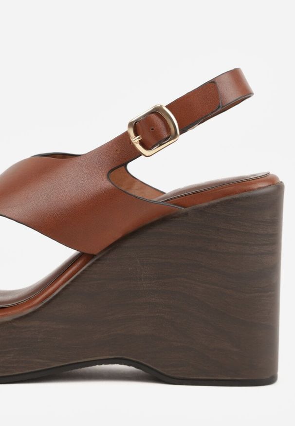 Renee - Jasnobrązowe Sandały na Platformie i Koturnie z Geometryczną Cholewką Adrasithise. Zapięcie: sprzączka. Kolor: brązowy. Wzór: geometria. Obcas: na koturnie