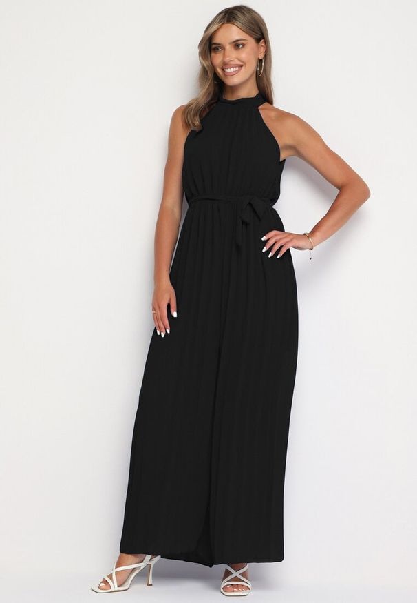 Born2be - Czarny Taliowany Kombinezon z Dekoltem Typu Halter z Gumką w Pasie i Materiałowym Paskiem Xolefia. Okazja: na imprezę, na co dzień. Kolor: czarny. Materiał: materiał. Styl: casual, elegancki