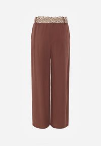 Renee - Brązowe Spodnie z Wiskozy High Waist Ozdobione Geometrycznym Motywem Iomane. Okazja: na co dzień. Stan: podwyższony. Kolor: brązowy. Materiał: wiskoza. Wzór: geometria, aplikacja. Styl: casual #7