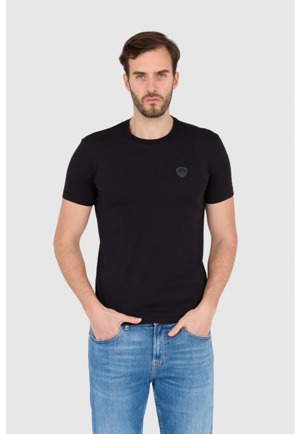 EA7 Emporio Armani - EA7 Czarna koszulka męska z naszywką z logo, Rozmiar M. Kolor: czarny. Wzór: aplikacja