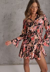 Renee - Czarna Sukienka z Wiskozy w Kwiatowy Print Ozdobiona Paskiem Asintena. Okazja: na co dzień. Kolor: czarny. Materiał: wiskoza. Wzór: kwiaty, nadruk, aplikacja. Styl: casual, elegancki #7