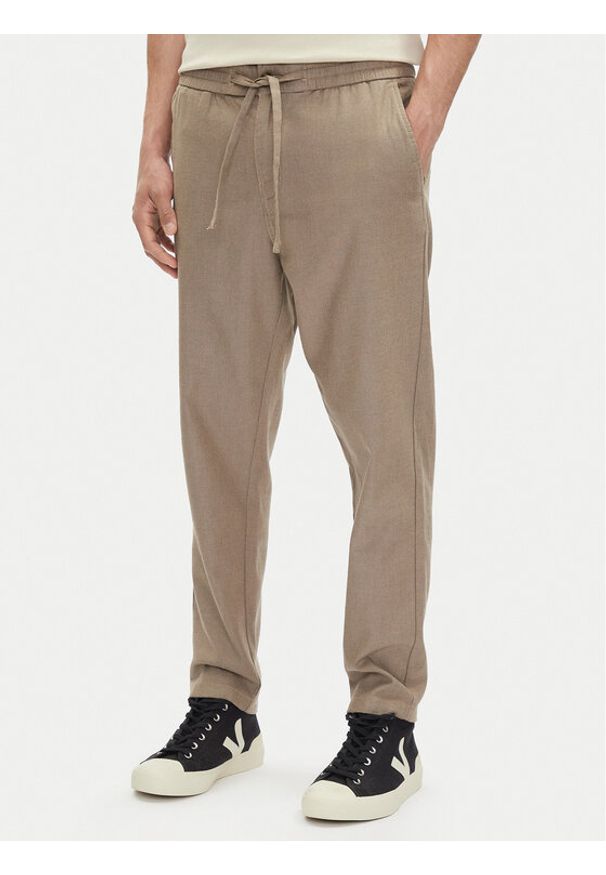 Mustang Spodnie materiałowe Milano 1016330 Szary Tapered Fit. Kolor: zielony. Materiał: bawełna