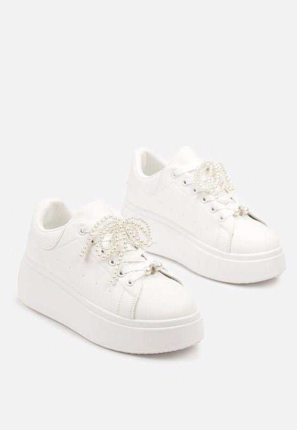 Born2be - Białe Sneakersy na Grubej Podeszwie Ozdobione Perełkami na Sznurówkach Sellira. Okazja: na co dzień. Nosek buta: okrągły. Zapięcie: sznurówki. Kolor: biały. Materiał: jeans. Wzór: aplikacja