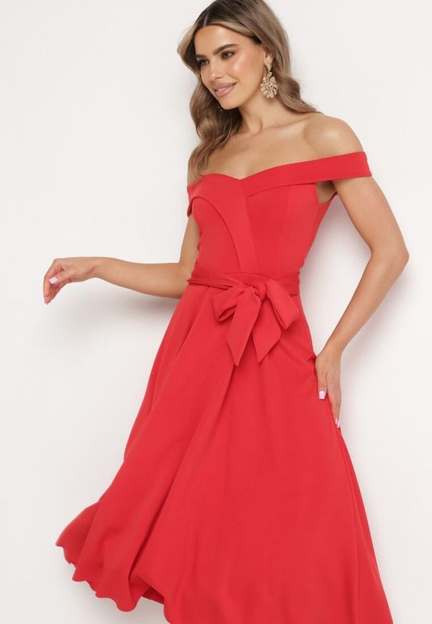 Born2be - Czerwona Elegancka Sukienka o Fasonie Hiszpanki z Materiałowym Paskiem Xaelia. Typ kołnierza: dekolt hiszpanka. Kolor: czerwony. Materiał: materiał. Styl: elegancki
