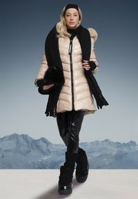 Born2be - Jasnobeżowa Pikowana Kurtka z Kapturem z Odpinanym Futrem Rennaia. Okazja: na spotkanie biznesowe, na spacer. Typ kołnierza: kaptur. Kolor: beżowy. Materiał: futro. Długość rękawa: długi rękaw. Długość: długie. Sezon: zima. Styl: biznesowy, klasyczny, elegancki #4