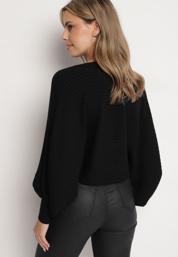 Born2be - Czarny Sweter z Wiskozą Typu Nietoperz Sallindria. Okazja: na co dzień. Kolor: czarny. Materiał: wiskoza. Długość: długie. Styl: elegancki, casual