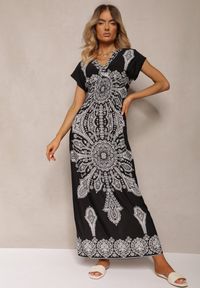 Renee - Czarna Letnia Sukienka z Gumką w Pasie Kopertową Górą i Ornamentalnym Printem Avilepea. Kolor: czarny. Długość rękawa: krótki rękaw. Wzór: nadruk. Sezon: lato. Typ sukienki: kopertowe