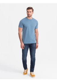 Ombre Clothing - Męski t-shirt fullprint z kolorowymi literami - niebieski denim V4. Okazja: na co dzień. Kolor: niebieski. Materiał: denim. Wzór: kolorowy. Styl: klasyczny, casual #9