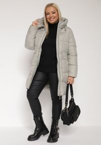 Born2be - Jasnozielona Długa Pikowana Kurtka z Nieodpinanym Kapturem Mevessia. Okazja: na co dzień. Kolor: zielony. Materiał: jeans. Długość: długie. Styl: klasyczny, casual, elegancki #6