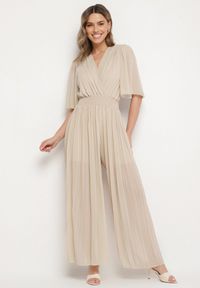Born2be - Beżowy Plisowany Kombinezon o Kopertowym Kroju z Gumką w Talii Ameddie. Okazja: na co dzień. Kolor: beżowy. Styl: elegancki, casual