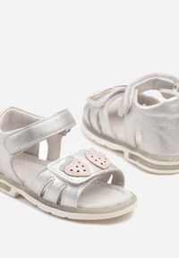 Born2be - Srebrne Sandały ze Skórzaną Wkładką i Aplikacjami Serc Elzeri. Okazja: na co dzień. Zapięcie: rzepy. Kolor: srebrny. Materiał: skóra. Wzór: aplikacja. Sezon: lato. Styl: casual, elegancki #3