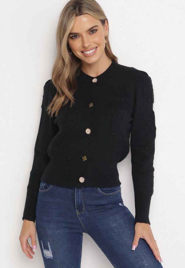 Born2be - Czarny Kardigan z Wiskozy Zapinany na Ozdobne Guziki ze Ściągaczami Zoekia. Kolor: czarny. Materiał: wiskoza
