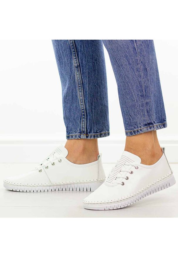 Białe skórzane półbuty damskie Cambell 87319. Okazja: na co dzień. Zapięcie: sznurówki. Kolor: biały. Materiał: skóra. Szerokość cholewki: normalna. Wzór: ażurowy. Sezon: wiosna, lato, jesień. Styl: casual, klasyczny, elegancki