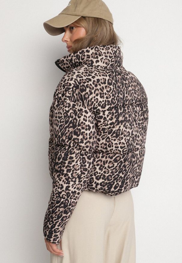 Born2be - Brązowa Krótka Pikowana Kurtka w Panterkę Wykończona Ściągaczami Ivinia. Okazja: na spacer. Kolor: brązowy. Materiał: jeans. Długość rękawa: długi rękaw. Długość: krótkie. Wzór: motyw zwierzęcy. Styl: elegancki