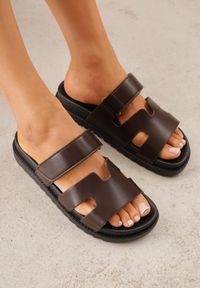 Renee - Ciemnobrązowe Klapki na Platformie z Geometrycznymi Paskami Neorith. Okazja: na co dzień. Kolor: brązowy. Materiał: jeans. Wzór: geometria. Obcas: na platformie. Styl: casual #1