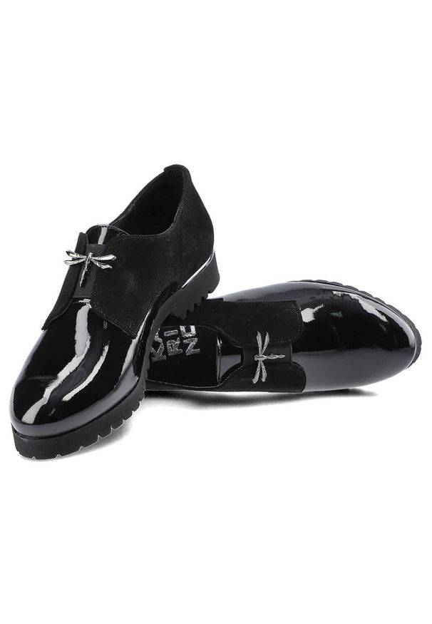 Czarne Półbuty Karino Damskie Eleganckie Obuwie. Okazja: na spacer, do pracy, na co dzień, na spotkanie biznesowe. Zapięcie: bez zapięcia. Kolor: czarny. Materiał: skóra, jeans, zamsz, materiał, lakier. Szerokość cholewki: normalna. Styl: elegancki