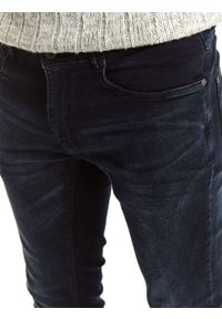 TOP SECRET - Spodnie denim slim fit. Okazja: do pracy. Kolor: niebieski. Materiał: denim. Długość: długie. Sezon: zima. Styl: elegancki #2