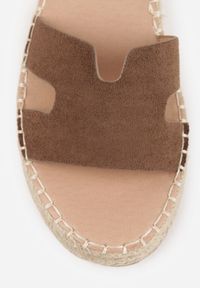 Born2be - Brązowe Sandały VICES na Plecionym Koturnie Ozdobione Wycięciami Cirilea. Okazja: na co dzień, na spacer. Zapięcie: sprzączka. Kolor: brązowy. Wzór: aplikacja. Sezon: lato. Obcas: na koturnie. Styl: casual, klasyczny, elegancki #2