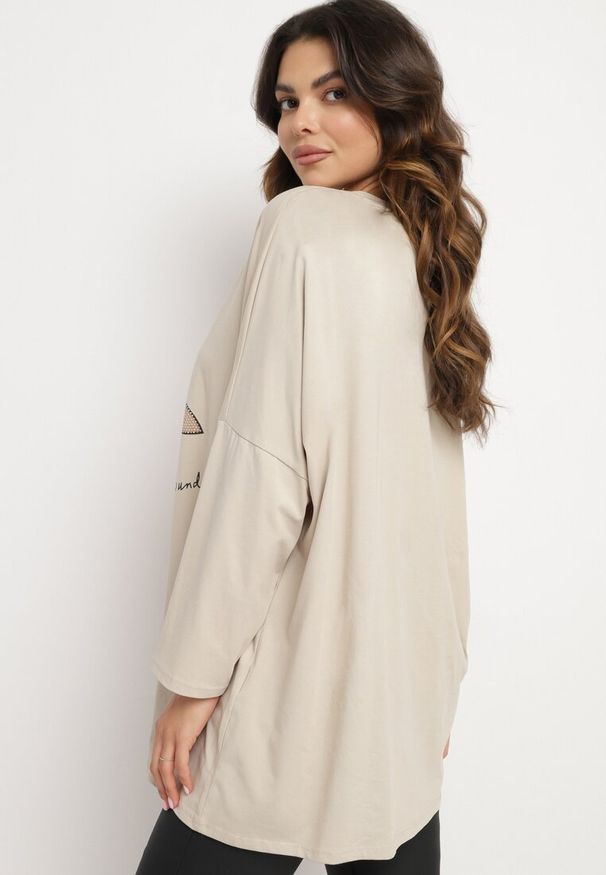 Born2be - Beżowa Bluzka Bawełniana z Ozdobnym Nadrukiem i Cyrkoniami Neriela. Okazja: na co dzień. Kolor: beżowy. Materiał: bawełna. Wzór: nadruk. Styl: casual