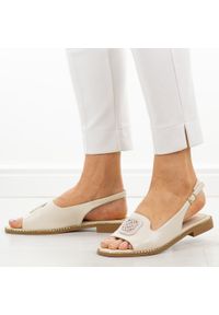 Ivory płaskie sandały damskie S.Barski 6016. Okazja: na co dzień, na spacer. Zapięcie: pasek. Kolor: beżowy. Materiał: skóra. Wzór: aplikacja. Sezon: wiosna, lato. Styl: elegancki, casual #1