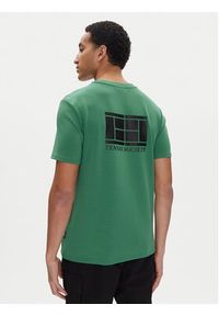 Fila T-Shirt Lennik FAM0883 Zielony Regular Fit. Kolor: zielony. Materiał: syntetyk