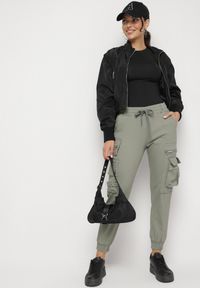 Born2be - Zielone Spodnie Typu Bojówki z Bawełny z Gumką w Pasie i Kieszeniami Quera. Okazja: na co dzień. Kolor: zielony. Materiał: bawełna. Styl: militarny, elegancki, casual #7