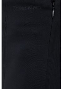 Calvin Klein Spódnica kolor czarny midi prosta. Okazja: na co dzień. Stan: podwyższony. Kolor: czarny. Materiał: materiał, dzianina, włókno. Wzór: gładki. Styl: casual #2