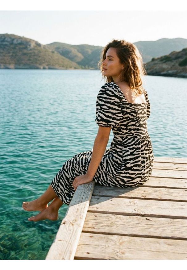 Sinsay - Wzorzysta sukienka midi z marszczeniem - wielobarwny. Długość: midi