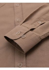 Ombre Clothing - Koszula męska lniana z klasycznym kołnierzykiem i kieszeniami REGULAR FIT – jasnobrązowa V7 - Rozmiar: XXL. Okazja: na co dzień. Typ kołnierza: kołnierzyk klasyczny. Kolor: brązowy. Materiał: len. Długość: długie. Wzór: aplikacja. Sezon: wiosna, lato. Styl: klasyczny #4