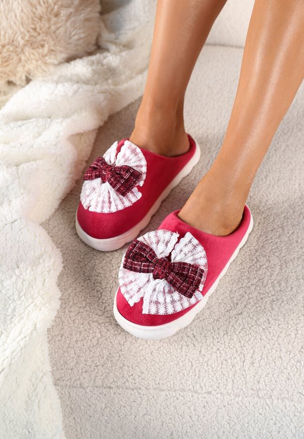 Born2be - Bordowe Kapcie Vices na Tłoczonej Podeszwie Zdobione Podwójną Kokardą Martinnia. Okazja: na co dzień. Kolor: czerwony. Materiał: jeans. Wzór: aplikacja. Obcas: na obcasie. Styl: klasyczny, casual. Wysokość obcasa: niski
