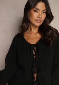 Renee - Czarny Kardigan z Wełną o Kroju Oversize z Wiązanymi Kokardami Elearina. Okazja: na co dzień. Typ kołnierza: kokarda. Kolor: czarny. Materiał: wełna. Styl: casual, street, elegancki #5