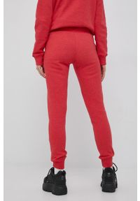 Superdry spodnie dresowe damskie kolor czerwony gładkie. Kolor: czerwony. Materiał: dresówka. Wzór: gładki #3