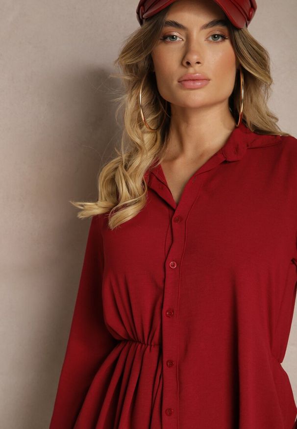 Renee - Bordowa Koszulowa Sukienka o Asymetrycznym Rozkloszowanym Kroju z Gumką w Talii Eloriana. Okazja: na co dzień. Kolor: czerwony. Materiał: skóra. Typ sukienki: asymetryczne, koszulowe. Styl: wizytowy, casual, elegancki, rockowy
