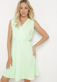 Born2be - Jasnozielona Sukienka z Kopertowym Dekoltem i Gumką w Pasie Vereri. Typ kołnierza: dekolt kopertowy. Kolor: zielony. Długość rękawa: krótki rękaw. Typ sukienki: kopertowe #1