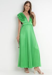 Born2be - Zielona Sukienka Aedice. Typ kołnierza: dekolt w kształcie V. Kolor: zielony. Długość rękawa: na ramiączkach. Typ sukienki: rozkloszowane. Styl: elegancki. Długość: maxi