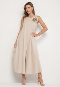 Born2be - Beżowy Kombinezon z Wiskozą i Broszką Kwiatu 3D Odellira. Okazja: na co dzień. Kolor: beżowy. Materiał: wiskoza. Wzór: kwiaty. Styl: casual, elegancki #1