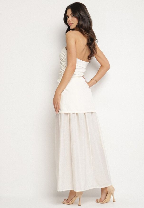 Born2be - Beżowa Koktajlowa Sukienka Typu Bandeau z Marszczeniem Izelessa. Okazja: na imprezę. Kolor: beżowy. Styl: wizytowy