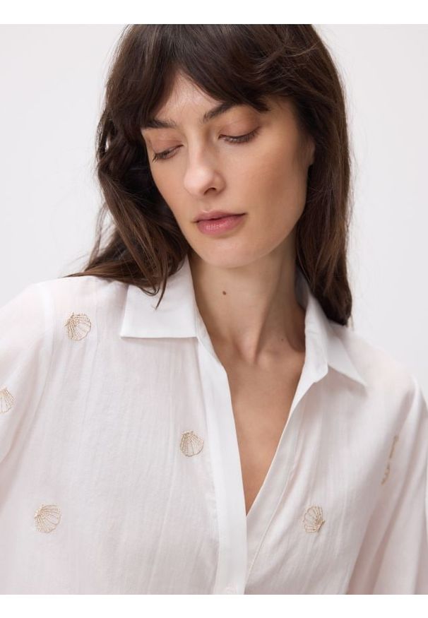 Reserved - Bawełniana koszula z haftem - biały. Kolor: biały. Materiał: bawełna. Wzór: haft