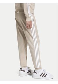 Adidas - adidas Spodnie dresowe Sst Track IA2239 Beżowy jasny Regular Fit. Kolor: beżowy. Materiał: syntetyk #2