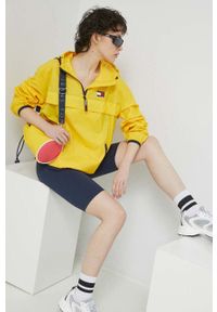 Tommy Jeans kurtka damska kolor żółty przejściowa oversize. Typ kołnierza: kaptur. Kolor: żółty. Materiał: poliamid. Długość: krótkie