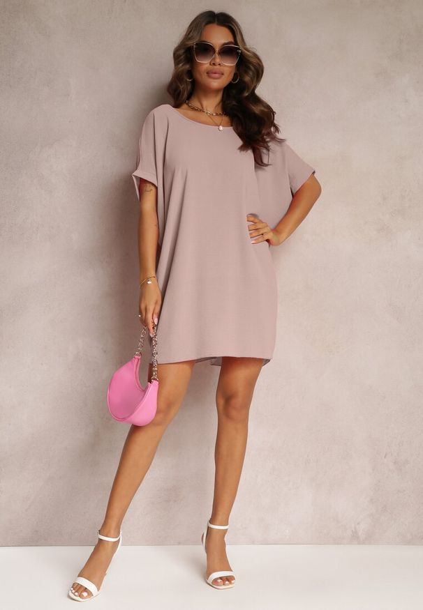 Renee - Różowa Sukienka Mini o Fasonie Nietoperza z Okrągłym Dekoltem Maglia. Kolor: różowy. Długość rękawa: krótki rękaw. Długość: mini