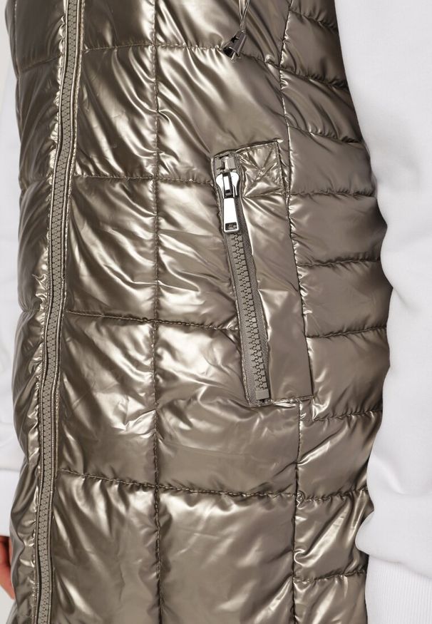 Born2be - Złota Kamizelka z Wypukłym Pikowaniem Kapturem i Lakierowanym Efektem Damess. Kolor: złoty. Materiał: lakier. Długość: długie. Wzór: aplikacja