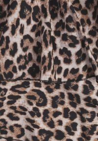 Renee - Beżowa Panterkowa Sukienka z Wiązaniem na Szyi i Falbankami Gilanne. Okazja: na co dzień. Typ kołnierza: kołnierz z falbankami. Kolor: beżowy. Materiał: jeans. Długość rękawa: bez rękawów. Sezon: lato. Styl: casual #4