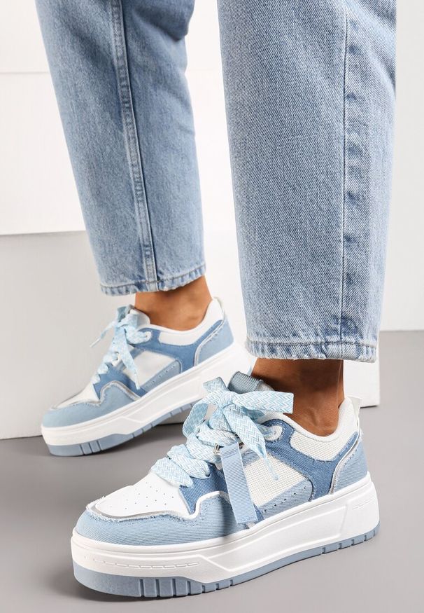 Renee - Niebiesko-Białe Sneakersy na Niskiej Platformie z Zawieszką i Ozdobnymi Sznurówkami Salam. Okazja: na co dzień, na spacer. Zapięcie: sznurówki. Kolor: niebieski. Materiał: jeans. Sezon: wiosna, lato. Obcas: na platformie. Sport: turystyka piesza