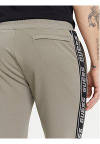 Guess Spodnie dresowe Z2YB19 K6ZS1 Khaki Regular Fit. Kolor: brązowy. Materiał: bawełna #4