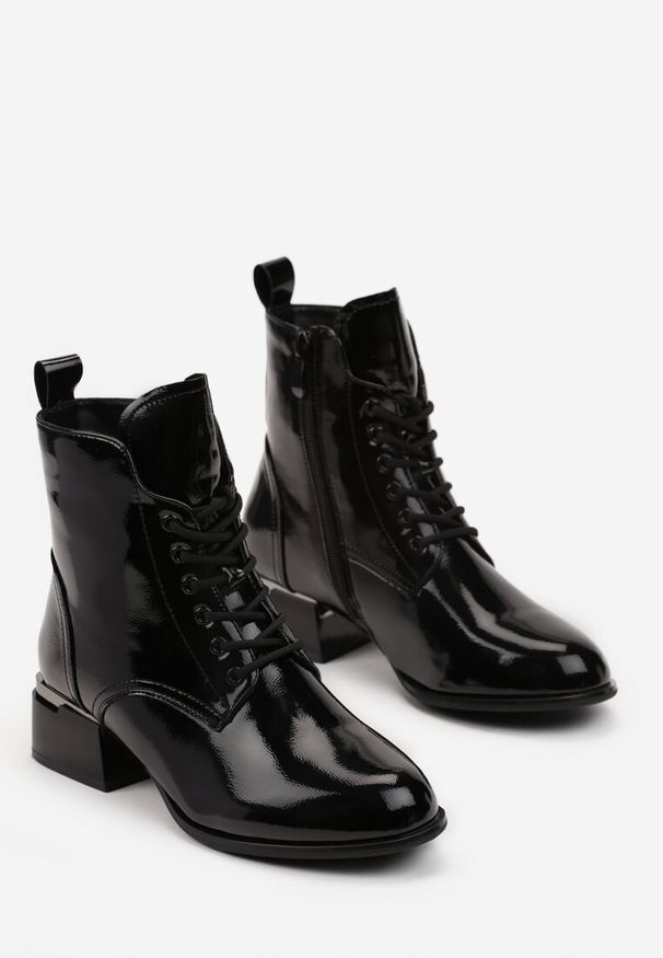 Renee - Czarne Botki w Stylu Trzewików z Lakierowanym Efektem Bebotta. Kolor: czarny. Materiał: lakier. Sezon: jesień