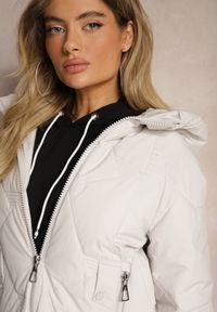 Renee - Jasnoszara Kurtka z Kapturem Ozdobiona Pikowaniem Lilora. Okazja: na co dzień, na spacer. Typ kołnierza: kaptur. Kolor: szary. Materiał: jeans. Wzór: aplikacja. Styl: casual, elegancki