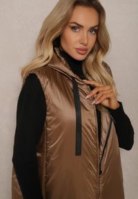 Renee - Ciemnobeżowa Długa Kamizelka o Prostym Kroju Zapinana na Suwak Nikiala. Kolor: beżowy. Długość: długie. Styl: elegancki