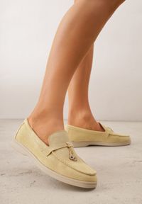 Born2be - Żółte Lekkie Mokasyny VICES z Metalowymi Ozdobami i Skórzaną Wkladką Adrialee. Nosek buta: okrągły. Kolor: żółty. Materiał: skóra. Wzór: aplikacja. Obcas: na obcasie. Styl: klasyczny. Wysokość obcasa: niski #3
